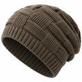 Gorro de punto grueso con diseño entrelazado color caqui